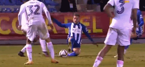 第一，她不会每个周末都加班的，第二，她可以选择不上班的周末去跑马拉松，如果马拉松时间刚好碰到排班排到她，完全可以和同事对换时间